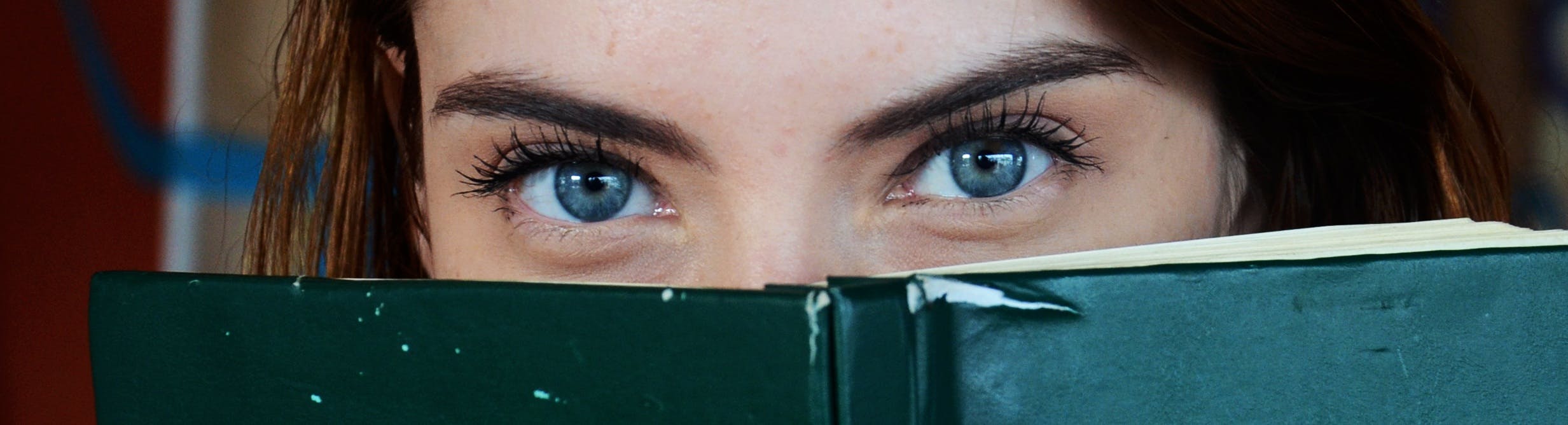 Una ragazza che osserva